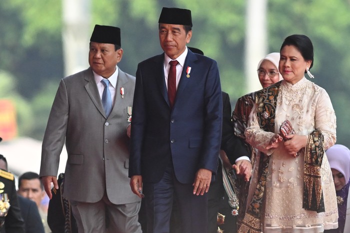 Potret Jokowi Menyapa Warga dikala HUT Tentara Nasional Indonesia di Monas Presiden Joko Widodo (kanan) didampingi Panglima Tentara Nasional Indonesia Jenderal Tentara Nasional Indonesia Agus Subiyanto (kedua kanan) dan komandan upacara Mayjen Tentara Nasional Indonesia Djon Afriandi (kiri) menyidik pasukan dikala menjadi inspektur upacara Hari Ulang Tahun (HUT) ke-79 Tentara Nasional Indonesia (TNI) di Lapangan Silang Monumen Nasional (Monas), Gambir, Jakarta, Sabtu (5/10/2024). HUT ke-79 Tentara Nasional Indonesia tersebut mengangkat tema Tentara Nasional Indonesia Modern Bersama Rakyat Siap Mengawal Suksesi Kepemimpinan Nasional Untuk Indonesia Maju. ANTARA FOTO/Fauzan/nz