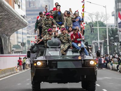 Potret Warga Ikut Naik Tank Saat Pawai Alutsista di Bundaran HI