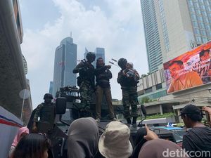 Warga Berfoto di Atas Tank TNI Saat Pawai Alutsista Melintas di Bundaran HI Warga Berfoto di Atas Tank TNI Saat Pawai Alutsista Melintas di Bundaran HI