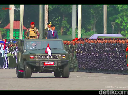 Momen Jokowi Cek Kesiapan Pasukan HUT Ke-79 TNI Naik Maung Pindad