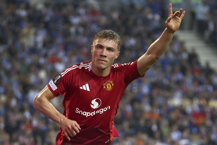 Manchester Uniteds Rasmus Hojlund celebrates after scoring his sides second goal during a Europa League opening phase soccer match between FC Porto and Manchester United at the Dragao stadium in Porto, Portugal, Thursday, Oct. 3, 2024. (AP Photo/Luis Vieira)