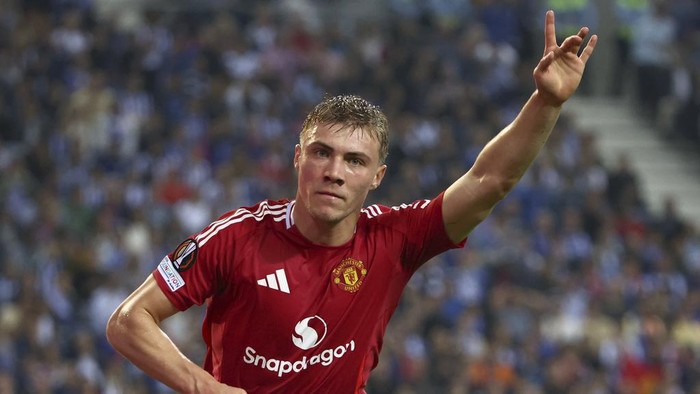 Manchester Uniteds Rasmus Hojlund celebrates after scoring his sides second goal during a Europa League opening phase soccer match between FC Porto and Manchester United at the Dragao stadium in Porto, Portugal, Thursday, Oct. 3, 2024. (AP Photo/Luis Vieira)