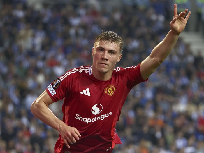 Manchester United's Rasmus Hojlund celebrates after scoring his side's second goal during a Europa League opening phase soccer match between FC Porto and Manchester United at the Dragao stadium in Porto, Portugal, Thursday, Oct. 3, 2024. (AP Photo/Luis Vieira)