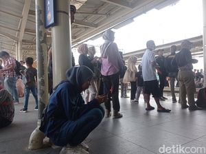 Penumpang Membeludak di Stasiun Manggarai, Warga: Lebih dari Hari Biasa Penumpang Membeludak di Stasiun Manggarai, Warga: Lebih dari Hari Biasa