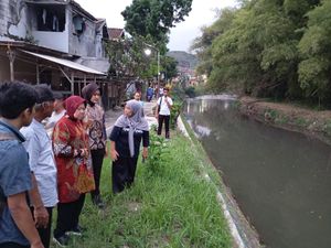 Risma Blusukan ke Sungai Bandulan Tawarkan Solusi Atasi Banjir di Malang Risma Blusukan ke Sungai Bandulan Tawarkan Solusi Atasi Banjir di Malang