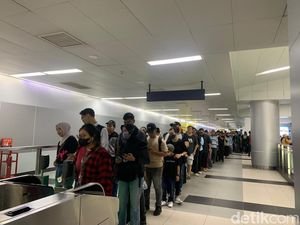 Senangnya Warga Tarif MRT Jadi Rp 1 di HUT Ke-79 TNI Senangnya Warga Tarif MRT Jadi Rp 1 di HUT Ke-79 TNI