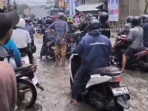 Cimahi Diguyur Hujan Deras, Jalan Mahar Martanegara Disergap Banjir