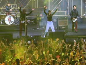 Isyana Sarasvati Main Serong Bareng The Changcuters Isyana Sarasvati Main Serong Bareng The Changcuters