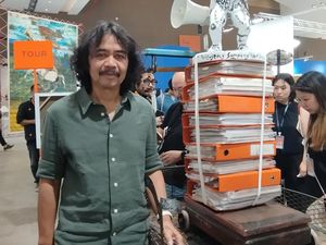 Wilujeng Sumping Neo Orba: Sentilan Tisna Sanjaya pada Era Kebablasan Wilujeng Sumping Neo Orba: Sentilan Tisna Sanjaya pada Era Kebablasan