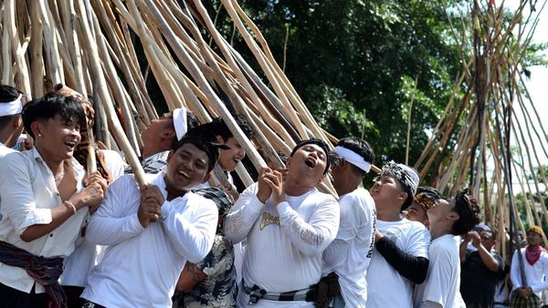 Melihat Kemeriahan Tradisi Mekotek di Bali