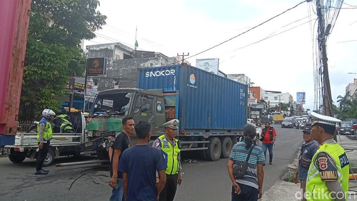 Truk alami rem blong sabung tiang listrik di Palembang