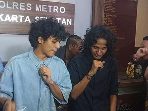 Nikita Mirzani Respons Vadel Badjideh Pulang Usai 6 Jam Diperiksa Nikita Mirzani Respons Vadel Badjideh Pulang Usai 6 Jam Diperiksa