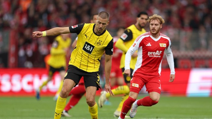 BERLIN, GERMANY - OCTOBER 05: Waldemar Anton of Borussia Dortmund controls the ball during the Bundesliga match between 1. FC Union Berlin and Borussia Dortmund at Stadion An der Alten Foersterei on October 05, 2024 in Berlin, Germany. (Photo by Maja Hitij/Getty Images)