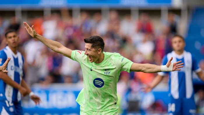 VITORIA-GASTEIZ, SPAIN - OCTOBER 06: Robert Lewandowski of FC Barcelona celebrates after scoring his teams first goal during the LaLiga match between Deportivo Alaves and FC Barcelona at Estadio de Mendizorroza on October 06, 2024 in Vitoria-Gasteiz, Spain. (Photo by Ion Alcoba Beitia/Getty Images)
