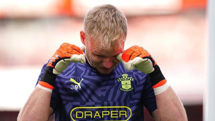 aaron ramsdale southampton arsenal vs southampton liga inggris premier league Southampton goalkeeper Aaron Ramsdale warming up prior to kick-off before the Premier League match at the Emirates Stadium, London. Picture date: Saturday October 5, 2024. (Photo by Zac Goodwin/PA Images via Getty Images)