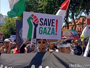 Aksi Bela Palestina di Surabaya Aksi Bela Palestina di Surabaya