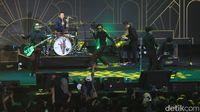 Aksi Comeback Tria Bareng The Changcuters di Synchronize Fest