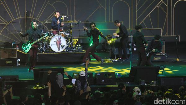 Aksi Comeback Tria Bareng The Changcuters di Synchronize Fest
