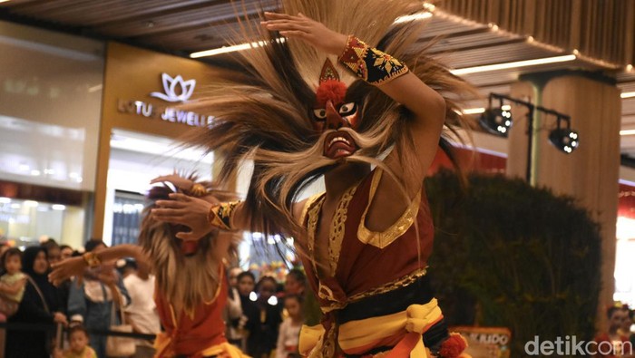 Reog Ponorogo Singo Manggolo Yudho memukau penonton di Pesona Eksotik Jawa yang diadakan di The Park Pejaten. Pertunjukan ini disambut antusias oleh penonton.