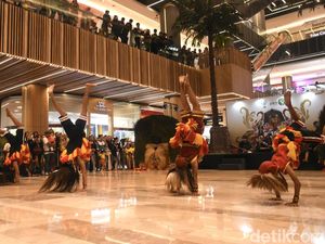 Penampilan Reog Ponogoro Pukau Pengunjung Mal