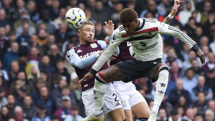 Manchester Uniteds Marcus Rashford, right, duels for the ball with Aston Villas Matty Cash during the English Premier League soccer match between Aston Villa and Manchester United, at Villa Park in Birmingham, England, Sunday, Oct. 6, 2024. (AP Photo/Rui Vieira)