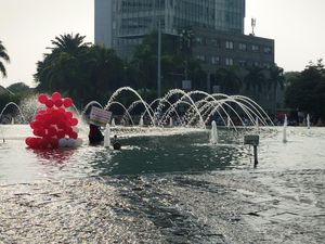 Pria Bawa Balon-Spanduk Nyebur ke Kolam HI Diduga Mau Bunuh Diri Pria Bawa Balon-Spanduk Nyebur ke Kolam HI Diduga Mau Bunuh Diri