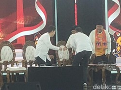 Dharma Pongrekun Hampiri Kursi Pramono Lalu Salaman Usai Debat Soal BSSN