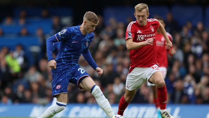 Soccer Football - Premier League - Chelsea v Nottingham Forest - Stamford Bridge, London, Britain - October 6, 2024  Chelseas Cole Palmer in action with Nottingham Forests James Ward-Prowse REUTERS/Isabel Infantes EDITORIAL USE ONLY. NO USE WITH UNAUTHORIZED AUDIO, VIDEO, DATA, FIXTURE LISTS, CLUB/LEAGUE LOGOS OR LIVE SERVICES. ONLINE IN-MATCH USE LIMITED TO 120 IMAGES, NO VIDEO EMULATION. NO USE IN BETTING, GAMES OR SINGLE CLUB/LEAGUE/PLAYER PUBLICATIONS. PLEASE CONTACT YOUR ACCOUNT REPRESENTATIVE FOR FURTHER DETAILS..