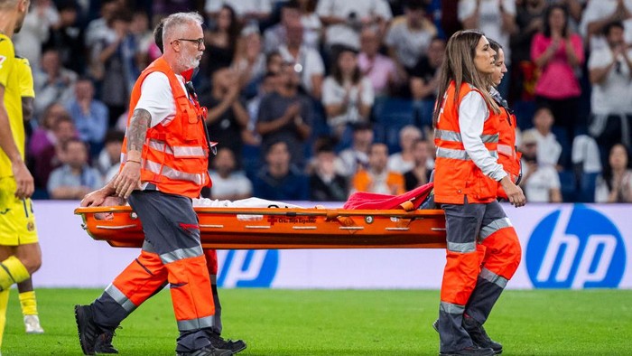 The injured Daniel Carvajal of Real Madrid CF is carried out on a stretcher by the doctors during the La Liga EA Sports 2024/25 football match between Real Madrid CF and Villarreal CF at Estadio Santiago Bernabeu in Madrid, Spain, on October 5, 2024. (Photo by Alberto Gardin/NurPhoto via Getty Images)