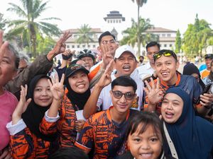 Senyum Emak-emak Berfoto Bareng Dedi Mulyadi di Depan Gedung Sate Senyum Emak-emak Berfoto Bareng Dedi Mulyadi di Depan Gedung Sate