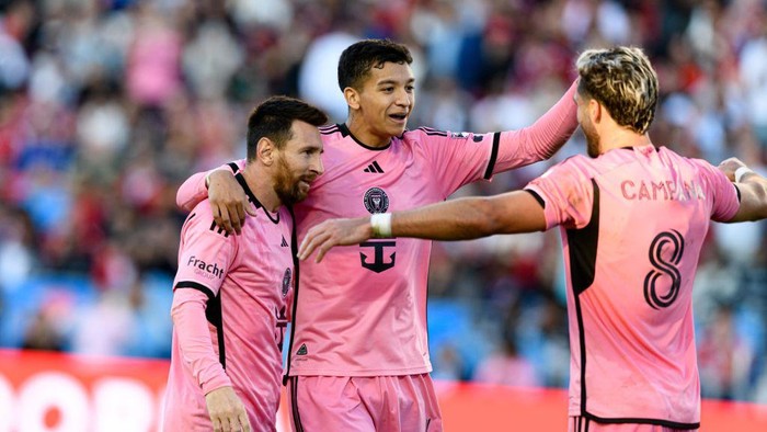 TORONTO, ON - OCTOBER 05: Inter Miami CF Forward Leonardo Campana (8) celebrates his goal with Defender Tomás Avilés (6) and Forward Lionel Messi (10) during the MLS soccer regular season game between the Inter Miami CF and Toronto FC on October 5, 2024, at BMO Field in Toronto, ON, Canada. (Photo by Julian Avram/Icon Sportswire via Getty Images)
