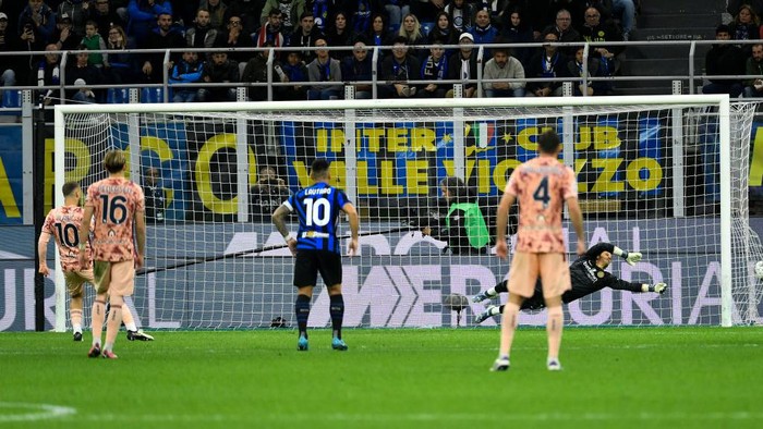 MILAN, ITALY - OCTOBER 5: Nikola Vlasic of Torino FC kick on goal by penalty kick during the Serie A match between FC Internazionale and Torino at Stadio Giuseppe Meazza on October 5, 2024 in Milan, Italy. (Photo by Stefano Guidi/Getty Images)