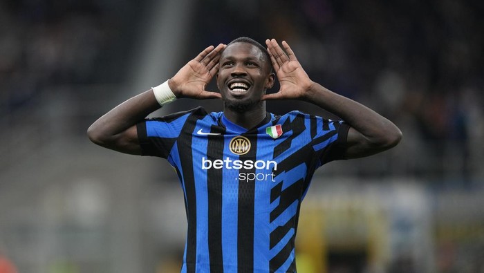 Inter Milans Marcus Thuram celebrates scoring his sides opening goal during the Serie A soccer match between Inter Milan and Torino at the San Siro Stadium, in Milan, Italy, Saturday, Oct. 5, 2024. (AP Photo/Antonio Calanni)