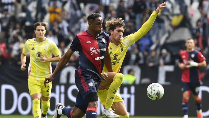 Soccer Football - Serie A - Juventus v Cagliari - Allianz Stadium, Turin, Italy - October 6, 2024  Juventus Dusan Vlahovic in action with Cagliaris Yerry Mina REUTERS/Massimo Pinca