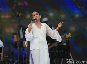 Kolaborasi Apik Sheila Majid dan Tohpati di Synchronize Fest Kolaborasi Apik Sheila Majid dan Tohpati di Synchronize Fest