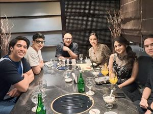 Manis! Momen Maia Estianty Kulineran Bareng Keluarga dan Sahabat