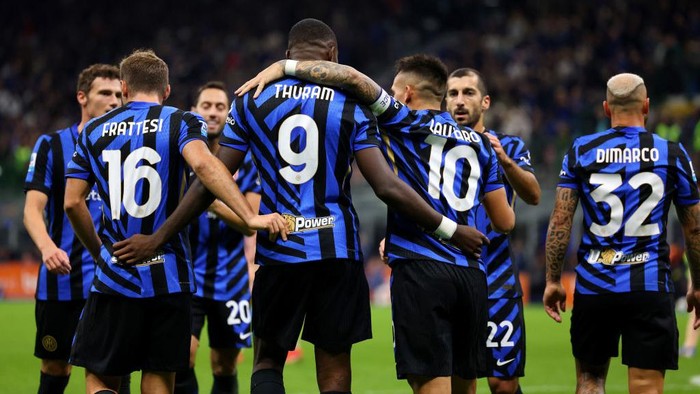 MILAN, ITALY - OCTOBER 05: Marcus Thuram of FC Internazionale celebrates with teammates after scoring their teams third goal during the Serie A match between FC Internazionale and Torino at Stadio Giuseppe Meazza on October 05, 2024 in Milan, Italy. (Photo by Francesco Scaccianoce - Inter/Inter via Getty Images)