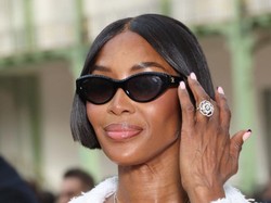 Dituduh Gelapkan Uang Amal, Naomi Campbell Tetap Glamor di Show Chanel