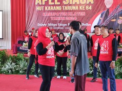 Haru Bupati Sri Mulyani Saat Penyandang Disabilitas Tunanetra Bawakan Lagu