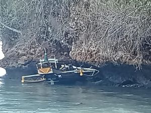 Perahu Tak Berawak Terdampar di Pulau Nusa Barong Jember Perahu Tak Berawak Terdampar di Pulau Nusa Barong Jember