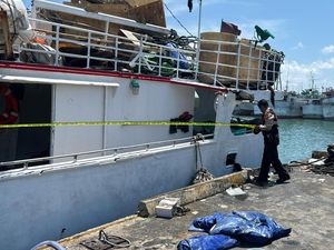 KM Permata 168 Meledak di Pelabuhan Benoa, Dua ABK Luka-Luka KM Permata 168 Meledak di Pelabuhan Benoa, Dua ABK Luka-Luka