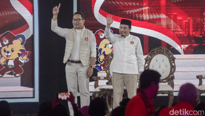 KPU DKI Jakarta menggelar debat perdana Pilgub Jakarta 2024 di JIExpo Kemayoran, Minggu (6/10/2024). Debat Ridwan Kamil-Suswono, Dharma Pongrekun-Kun Wardana dan Pramono Anung-Rano Karno dimulai.