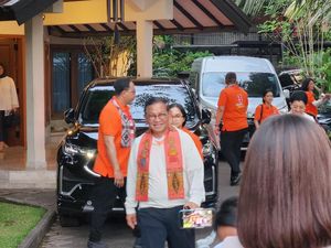 Pakai Syal Oranye, Pramono Berangkat ke Lokasi Debat dari Kediaman