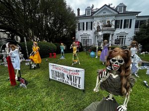 Ada Rumah Didekor Kerangka Taylor Swift buat Halloween, Mau Mampir? Ada Rumah Didekor Kerangka Taylor Swift buat Halloween, Mau Mampir?