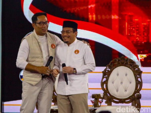 Foto: Adu Gaya 3 Paslon Pilgub Jakarta 2024 di Debat Perdana, RK Pakai Vest