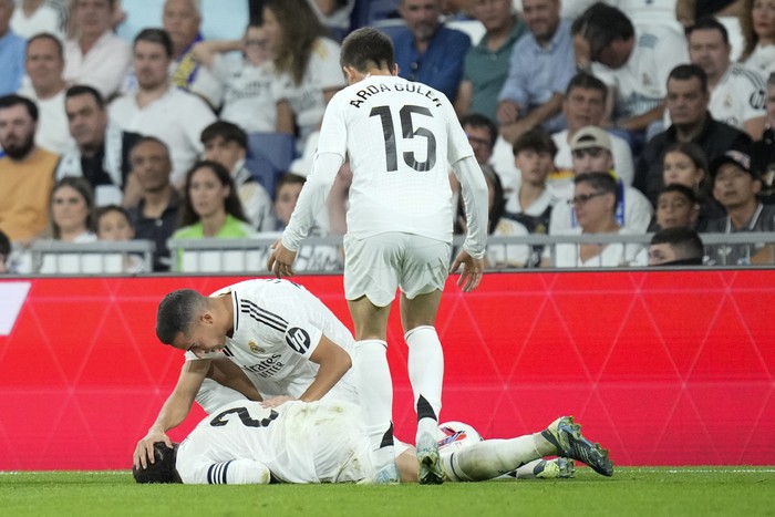 Spain Soccer La Liga Real Madrid's Lucas Vazquez checks on his teammate Dani Carvajal during the La Liga soccer match between Real Madrid and Villareal in Madrid, Spain, on Saturday, Oct. 5, 2024. (AP Photo/Bernat Armangue)