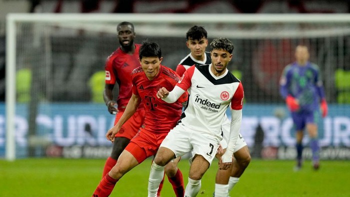 FRANKFURT AM MAIN, GERMANY - OCTOBER 06: Omar Marmoush of Eintracht Frankfurt is challenged by Kim Min-Jae of Bayern Munich during the Bundesliga match between Eintracht Frankfurt and FC Bayern München at Deutsche Bank Park on October 06, 2024 in Frankfurt am Main, Germany. (Photo by M. Donato/FC Bayern via Getty Images)