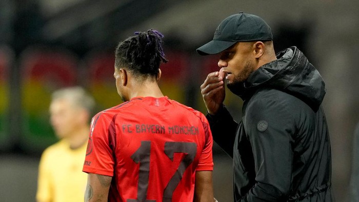 FRANKFURT AM MAIN, GERMANY - OCTOBER 06: Vincent Kompany, Head Coach of Bayern Munich, gives instructions to Michael Olise of Bayern Munich during the Bundesliga match between Eintracht Frankfurt and FC Bayern München at Deutsche Bank Park on October 06, 2024 in Frankfurt am Main, Germany. (Photo by M. Donato/FC Bayern via Getty Images)