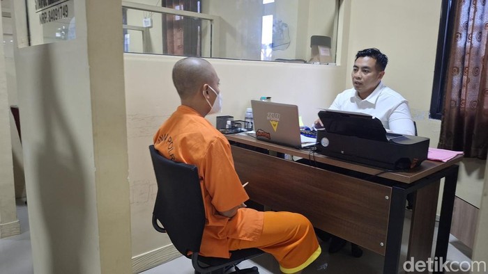 AR, suami penganiaya istri sampai tewas di Sumenep di saat diperiksa di kantor polisi