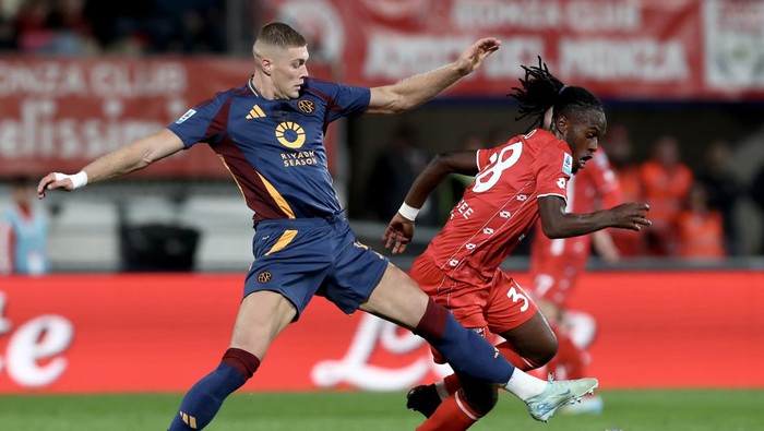 MONZA, ITALY - OCTOBER 06: Warren Bondo of Monza is challenged by Artem Dovbyk of AS Roma during the Serie A match between Monza and AS Roma at U-Power Stadium on October 06, 2024 in Monza, Italy. (Photo by Marco Luzzani/Getty Images)